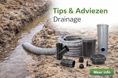 Bij drainage is het belangrijk om rekening te houden met de bodemsoort en waterafvoer. Zorg voor voldoende afschot zodat water goed kan wegstromen en gebruik waar nodig filtermateriaal, zoals kokos of grind, om verstopping te voorkomen. Kies de juiste drainagebuis voor de toepassing en plaats drainageputten voor inspectie en onderhoud. Een goed aangelegd drainagesysteem voorkomt wateroverlast en zorgt voor een stabiele en droge ondergrond.