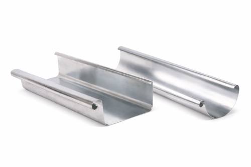 Zinken dakgoten worden toegepast voor het opvangen en afvoeren van regenwater en staan bekend om hun lange levensduur en tijdloze uitstraling. Het assortiment bestaat uit zinken mastgoten en zinken bakgoten, geschikt voor verschillende daktypen en bouwstijlen. Met bijbehorende zinken dakgoot hulpstukken kan het systeem compleet en waterdicht worden afgewerkt. Samen vormen deze producten een duurzame en hoogwaardige oplossing voor hemelwaterafvoer.