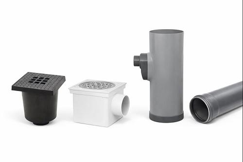 Vuilwaterafvoer zorgt voor het afvoeren van afval- en oppervlaktewater rondom gebouwen en terreinen. Het assortiment omvat lijngoten met hulpstukken, straatkolken en afvoerputten, PVC afvoerbuizen met manchet hulpstukken en zandvangputten om vuil te scheiden. Daarnaast zijn er PVC pompputten voor situaties waarin water actief moet worden verpompt, wat samen zorgt voor een betrouwbare en complete afvoeroplossing.