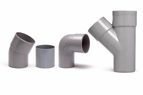 PVC lijm hulpstukken zijn bedoeld voor het vast en waterdicht verlijmen van PVC afvoerleidingen. Het assortiment bestaat uit verloopstukken, T-stukken, moffen, bochten en krimmoffen, aangevuld met eindkappen, ontstoppingsstukken, schroef- en speciedeksels. Daarnaast zijn er beluchters, sifons, terugslagkleppen, overgangen, zadels en flexibele bochten met lijmverbinding voor een complete en betrouwbare afvoerinstallatie.