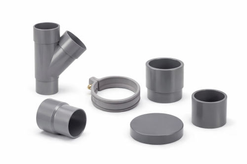 PVC HWA hulpstukken worden gebruikt voor het aansluiten, verbinden en afwerken van hemelwaterafvoer. Het assortiment bestaat uit PVC HWA lijmmoffen, bochten, T-stukken en verloopringen voor een goede doorstroming van regenwater. Daarnaast zijn er bladscheiders om verstoppingen te voorkomen en muurpennen en zadels voor een stevige bevestiging aan de gevel. Samen zorgen deze hulpstukken voor een complete en betrouwbare PVC hemelwaterafvoerinstallatie.