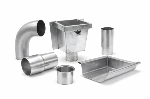 Zinken HWA hulpstukken worden gebruikt voor het aansluiten, afwerken en optimaliseren van zinken hemelwaterafvoer. Het assortiment bestaat onder andere uit zinken bochten, T-stukken, moffen, wrongen, sprongbochten en verloopstukken voor een goede doorstroming van regenwater. Daarnaast zijn er praktische oplossingen zoals regentonkleppen en -vullers, bladvangers, vergaarbakken, stadsuitlopen en boldraadroosters om water op te vangen en verstoppingen te voorkomen. Met diverse zinken toebehoren en beugels ontstaat een complete, duurzame en esthetische hemelwaterafvoerinstallatie.
