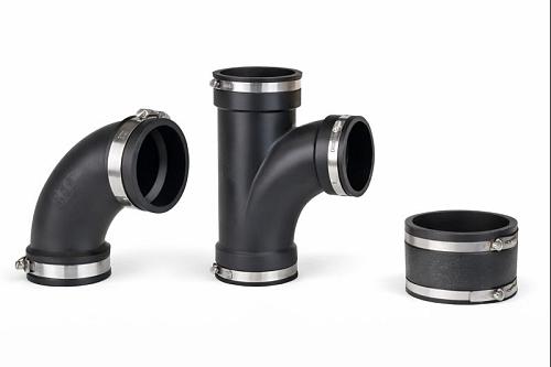 Flexibele koppelingen worden gebruikt voor het verbinden en afdichten van leidingen bij verschillen in diameter, uitlijning of lichte beweging. Het assortiment bestaat uit flexibele eindkappen voor het afsluiten van leidingen, flexibele T-stukken voor aftakkingen, flexibele bochten voor richtingsveranderingen en flexibele sokken en rechte koppelingen voor een snelle en betrouwbare verbinding. Deze koppelingen zijn ideaal voor renovatie, reparatie en situaties waar flexibiliteit gewenst is.