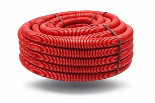 Mantelbuizen worden gebruikt voor het beschermen en geleiden van leidingen en kabels bij ondergrondse en inbouwinstallaties, zoals water, elektra en gas. Ze beschermen tegen beschadiging, vocht en grondbelasting en maken het later vervangen of aanpassen van leidingen eenvoudiger. Met bijbehorende mantelbuis hulpstukken, zoals koppelingen en bochten, kan het systeem correct worden aangesloten en netjes worden afgewerkt. Samen zorgen mantelbuizen en hulpstukken voor een veilige en duurzame installatie.