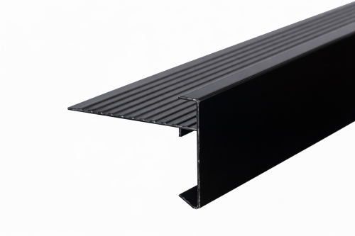 Bij zetwerk is nauwkeurig inmeten essentieel voor een strakke en waterdichte afwerking. Houd rekening met uitzetting van het materiaal en zorg voor voldoende speling bij montage. Kies het juiste materiaal en afwerking passend bij dak en gevel en gebruik geschikte bevestigingsmiddelen. Goed geplaatst zetwerk beschermt de constructie, voorkomt lekkages en verlengt de levensduur van dak- en randafwerkingen.