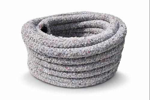 Een drainagebuis wordt gebruikt voor het efficiënt afvoeren van overtollig grond- en regenwater en helpt wateroverlast en verzakkingen te voorkomen. Deze buis, ook wel drainageleiding of drainageslang genoemd, wordt veel toegepast rondom funderingen, in tuinen, landbouwgrond en bij bestrating. Dankzij de perforaties kan water eenvoudig uit de bodem instromen en gecontroleerd worden afgevoerd naar een geschikt lozingspunt. Drainagebuizen zijn licht van gewicht, duurzaam en geschikt voor ondergrondse verwerking, waardoor ze een betrouwbare oplossing vormen voor een stabiele en goed ontwaterde ondergrond.